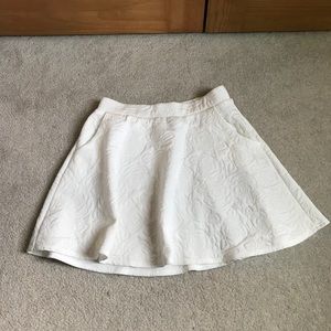 White floral design skirt 🚨 CAN’T LOWER PRICE ANYMORE 🚨